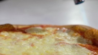 Peynirli çıtır pizza. Ulusal geleneksel İtalyan pizzasının kabuklu hali. Aşçı pizzanın kenarlarını kızartmak için bir gaz ocağı kullanır. yakın plan