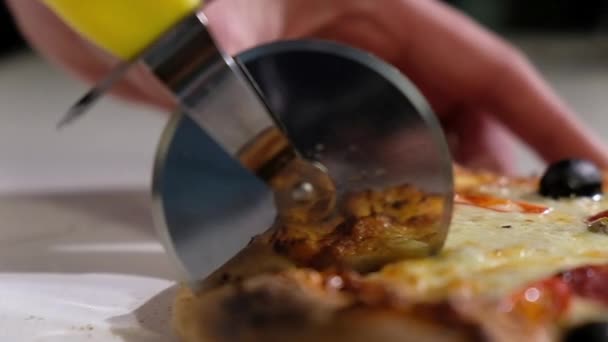 Pizza Maison Four Boulanger Découpe Une Pizza Chaude Fraîche Avec — Video