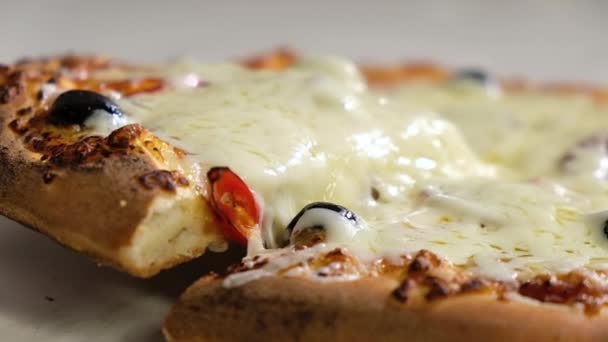 Les Gens Mangent Pizza Dans Une Pizzeria Homme Prend Une — Video