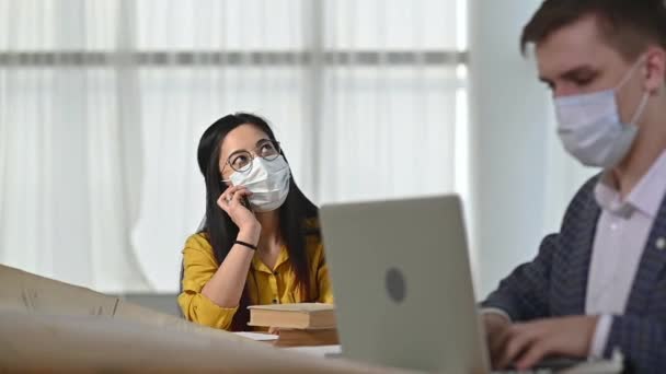 Dos Empleados Compañía Mujer Del Hombre Ponen Las Máscaras Protectoras — Vídeos de Stock