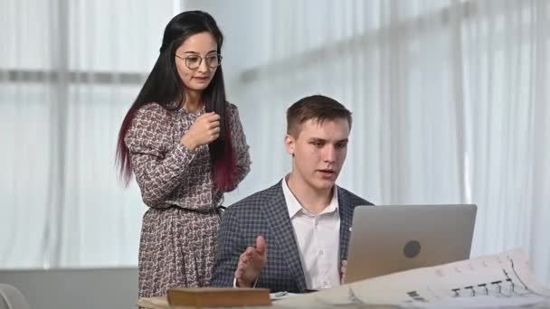 Duas Pessoas Escritório Estão Falando Videochamada Com Parceiro Negócios Dizendo — Vídeo de Stock