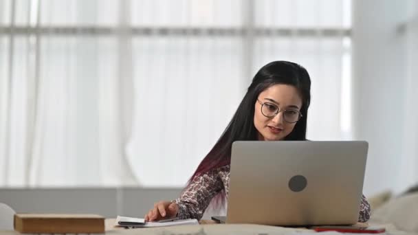 Азійська Молода Жінка Сидить Офісі Спілкується Клієнтом Відео Ноутбуку Менеджер — стокове відео