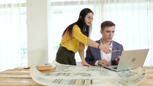 Tervezők Csapata Fényes Irodában Dolgozik Nagy Ablakokkal Ötletelve Asztalon Részletes — Stock videók