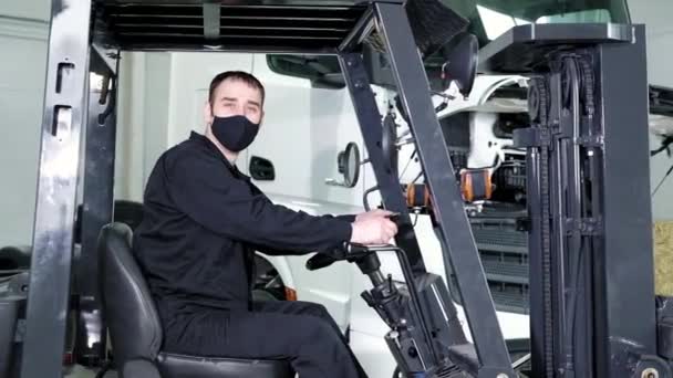 Operatör Tamirhanedeki Depo Yükleyicisinde Koruyucu Maske Takıyor Yedek Parçaların Forkliftle — Stok video