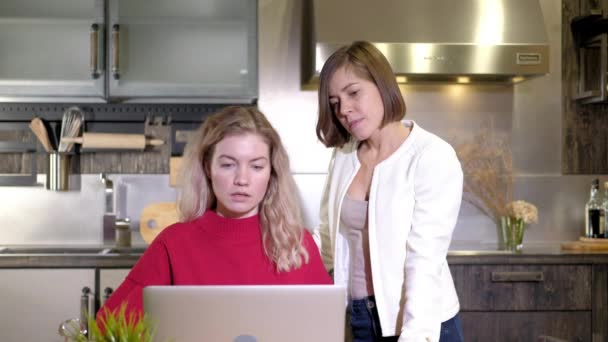 Dwie Dziewczyny Pracują Razem Domu Zdalnie Kobiety Biznesu Omawiają Projekt — Wideo stockowe