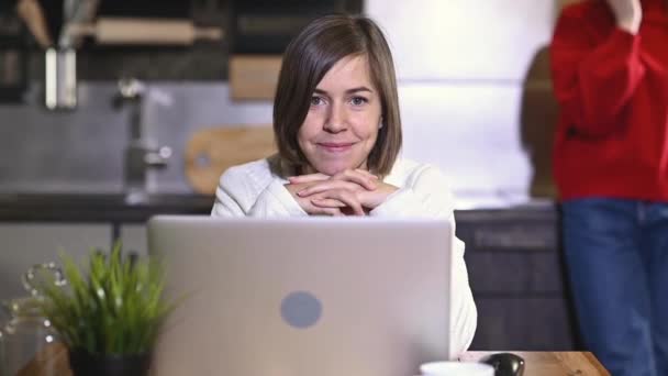 Retrato Bela Jovem Empresária Mulher Com Laptop Mesa Cozinha Casa — Vídeo de Stock