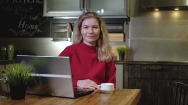 Serbest çalışan bir kızın portresi sabah mutfakta çalışmaya başlıyor. Elinde kupa kahvesi olan kadın işyerindeki bir masada oturuyor ve gülümsüyor. Uzaktan kumandalı iş. Mutfaktaki merkez ofis.
