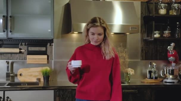 Фрілансерка Починає Працювати Кухні Вдома Вранці Жінка Чашкою Гарячої Бадьорої — стокове відео