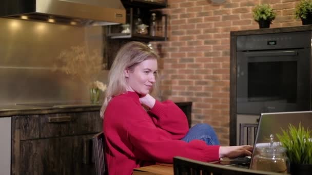 Genç Serbest Çalışan Kız Mutfaktaki Evde Çalışıyor Kadını Dizüstü Bilgisayarda — Stok video