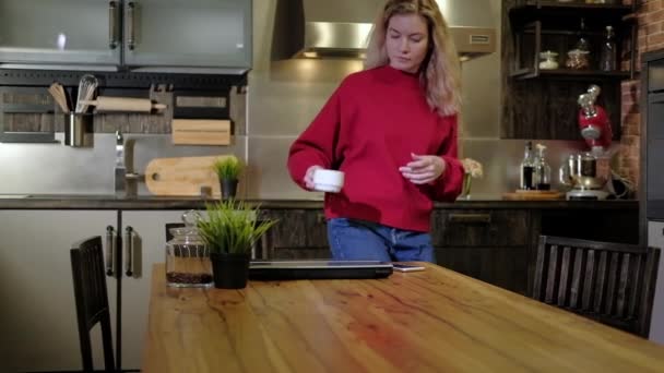 Freelancer Kızı Sabah Mutfakta Çalışmaya Başlıyor Elinde Bir Kupa Sıcak — Stok video