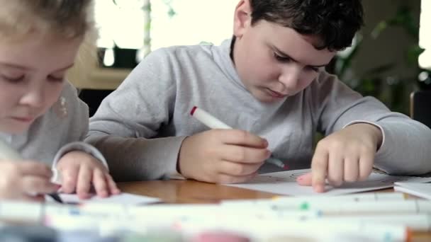 Bambini Disegnano Con Una Matita Colorata Carta Luminoso Salotto Con — Video Stock
