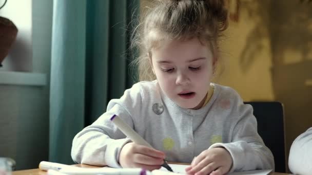Маленька Дошкільна Мила Дівчинка Ентузіазмом Малює Кольоровими Олівцями Створює Художній — стокове відео