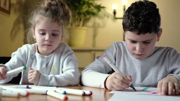Μικρή Προνήπιο Χαριτωμένο Κορίτσι Τον Αδελφό Ενθουσιωδώς Ζωγραφίζει Χρωματιστά Μολύβια — Αρχείο Βίντεο