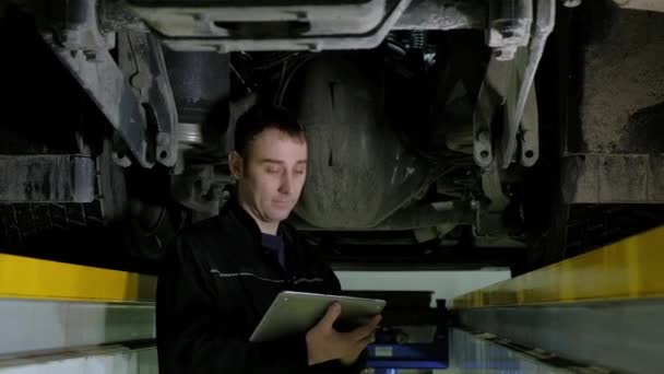 Mecânico Carro Jovem Macacão Está Sob Caminhão Faz Inspeção Carro — Vídeo de Stock