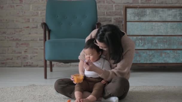 Счастливая Азиатская Молодая Мать Держит Ребенка Коленях Корейская Женщина Кормит — стоковое видео