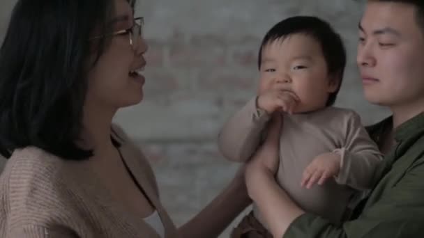 Młoda Szczęśliwa Azjatycka Rodzina Szczęśliwie Obejmuje Dziecko Ojciec Trzymam Syn — Wideo stockowe