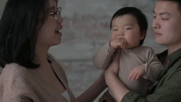 Молода Азіатська Сім Радістю Обіймає Невинну Дитину Щасливий Батько Тримає — стокове відео