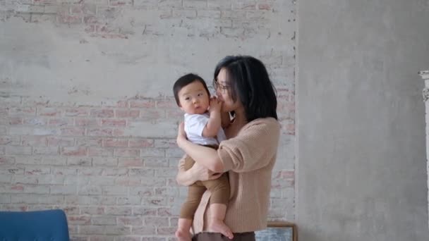 Szczęśliwa Matka Jej Synek Bawią Się Pokoju Dziecko Wieku Roku — Wideo stockowe