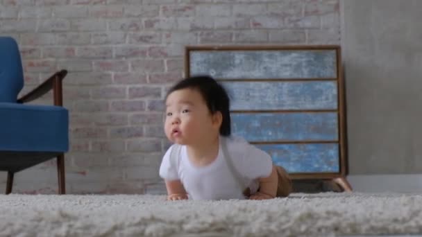 Bebê Asiático Brinca Com Família Casa Aprende Rastejar Rápido Enquanto — Vídeo de Stock