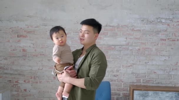Pai Feliz Adora Bebé Homem Segura Menino Seus Braços Está — Vídeo de Stock
