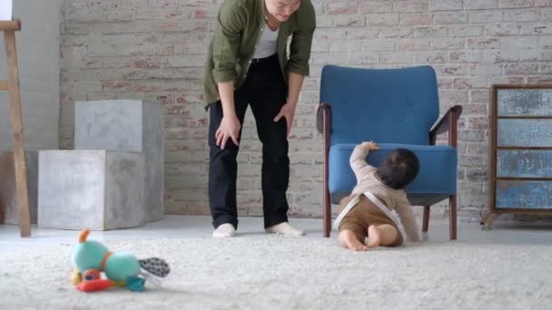 Asian Toddler Baby Está Tentando Levantar Dar Primeiro Passo Rapaz — Vídeo de Stock
