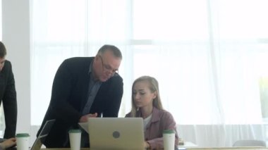 Yaratıcı erkek ve kadın grupları ofiste çalışıyor. Yönetim kurulundaki ekip aktif olarak iş ve girişim stratejilerinin gelişimini tartışıyor ve fikirlerini paylaşıyor. Genç şirket çalışanlarının beyin fırtınası