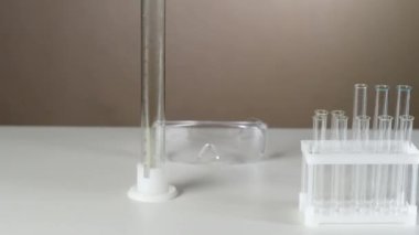 Bilim adamının masaüstündeki laboratuvar ekipmanları. Laboratuvarda çalışmak için deney tüpleri ve deney tüpleri. İzole et. Tıp ve farmakoloji alanında bilimsel araştırma. Virüse karşı aşı arayın