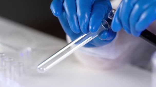 의학계 과학자들 가까이 어두운 용액을 튜브에 넣었습니다 바이러스에 대항하는 백신을 — 비디오