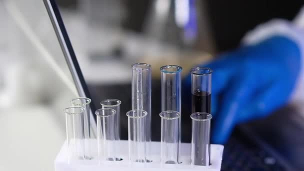 Plandaki Klinik Laboratuvarında Test Tüpleri Biyomateryaller Arka Planda Bilim Adamı — Stok video