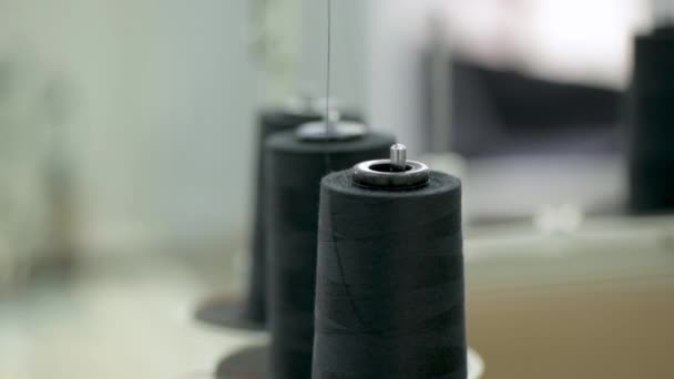 工业专业缝纫机 车间里有细丝的线圈 纺织厂 服装厂 服装制造业 — 图库视频影像