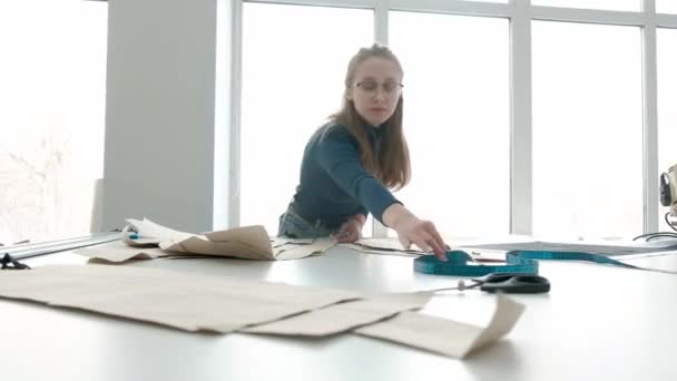 Молода Дівчина Робочому Столі Легкій Швейній Фабриці Працює Паперовими Шаблонами — стокове відео