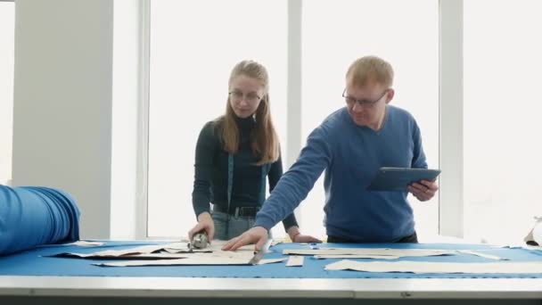 Młodzi Projektanci Odzieży Jasnych Warsztatach Pracują Dyskutują Nowych Wzorach Szkicach — Wideo stockowe