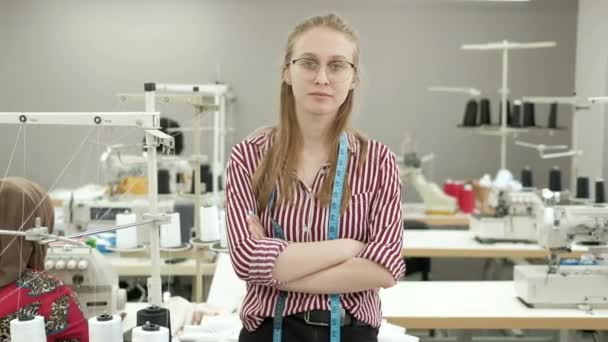 Retrato Uma Jovem Bela Costureira Europeia Uma Mulher Óculos Com — Vídeo de Stock