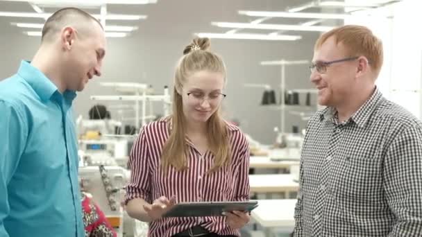 Muži Ženy Oděvní Továrně Diskutují Plánech Práci Šicího Studia Žena — Stock video