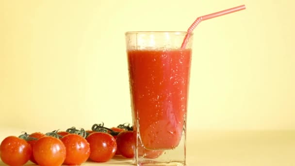 Tomate Rouge Délicieux Jus Biologique Verre Sur Fond Jaune Petites — Video