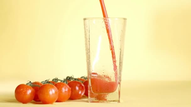 Tomatenroter Köstlicher Bio Saft Wird Ein Glas Auf Gelbem Hintergrund — Stockvideo