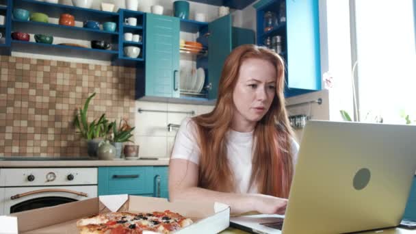 Młoda Biała Kobieta Rudymi Włosami Pracuje Nad Laptopem Kuchni Wewnątrz — Wideo stockowe