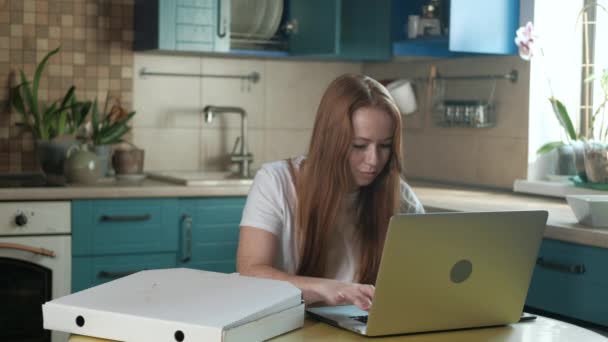 Piękny Biały Kobieta Freelancer Czerwonymi Włosami Kończy Pracę Laptopie Kuchni — Wideo stockowe