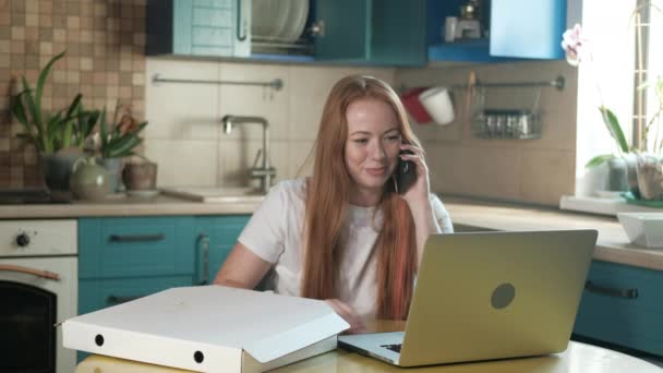 Mulher Freelance Europeu Bonito Com Cabelo Vermelho Está Falando Telefone — Vídeo de Stock