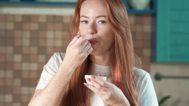 Retrato Una Mujer Joven Comiendo Yogur Con Una Cuchara Cocina — Vídeos de Stock