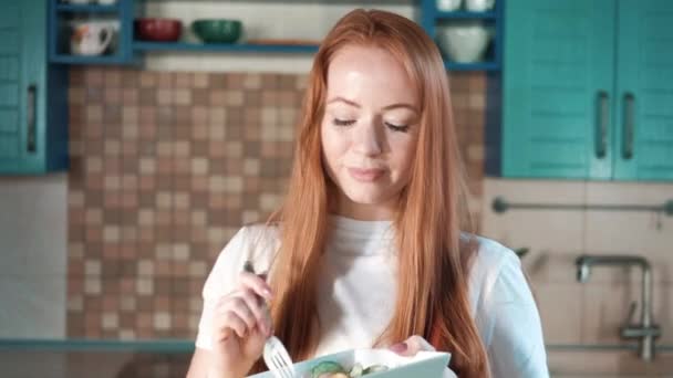 Die Attraktive Junge Kaukasische Rothaarige Frau Der Heimischen Küche Hält — Stockvideo