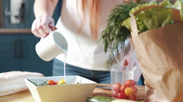 Женщина Кухне Дома Готовит Салат Свежих Овощей Огурцов Здоровое Питание — стоковое видео