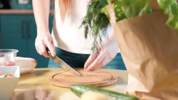 Donna Cucina Casa Prepara Insalata Cetrioli Pomodori Verdure Freschi Primo — Video Stock