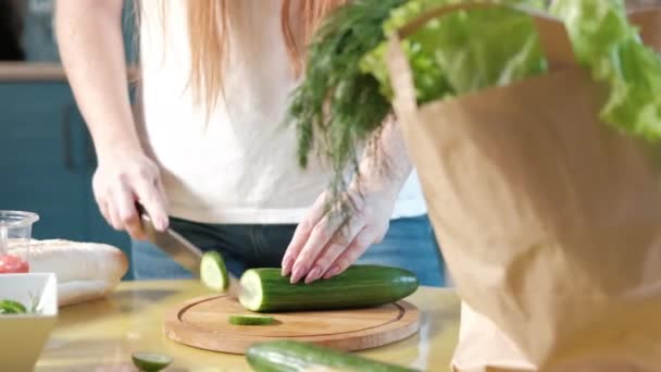 Mujer Cocina Casa Prepara Una Ensalada Verduras Frescas Tomates Pepinos — Vídeos de Stock