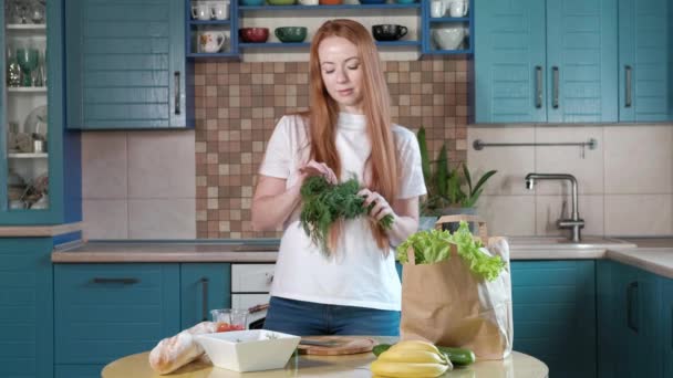 Veselá Mladá Žena Kuchyni Domu Připraví Salát Čerstvých Zeleninových Rajčat — Stock video
