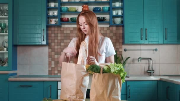 Mujer Caucásica Sostiene Bolsa Papel Con Comestibles Entrega Supermercado Cocina — Vídeo de stock