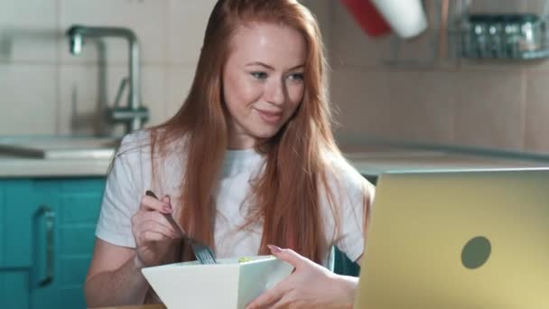 Mujer Joven Está Sentado Mesa Trabajo Por Mañana Con Ordenador — Vídeos de Stock
