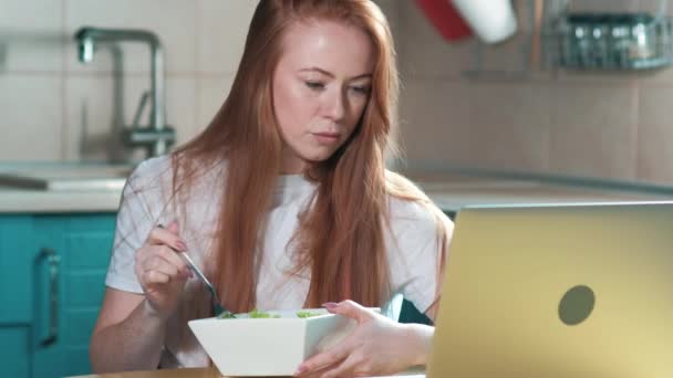 Жінка Сидить Столом Працюючи Вранці Ноутбуком Кухні Жінка Їсть Смачний — стокове відео