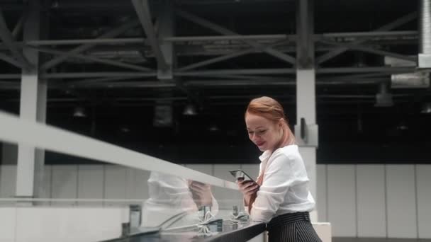 Resmi Giyinmiş Genç Beyaz Kadını Büyük Merkezinin Lobisinde Tırabzana Yaslanmış — Stok video