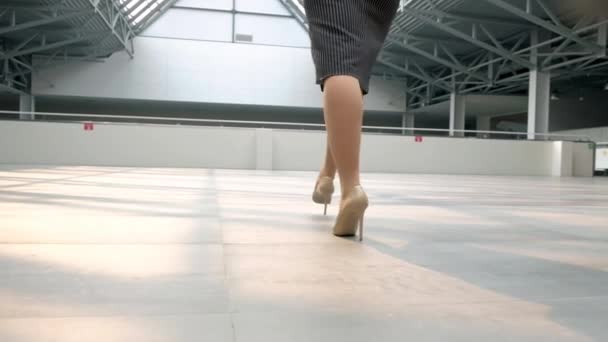 Close Feet Business Woman Elegant Shoes Walking Lobby Business Center — Stock Video